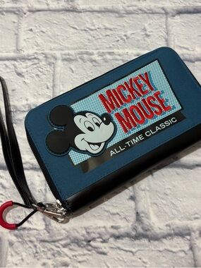 NWT Disney Parks 2022 Mickey Mouse wristlet wallet (5x8)